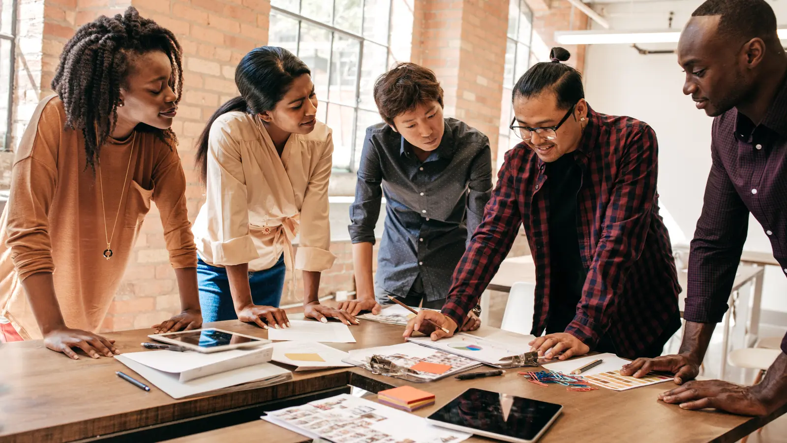 Participants réunis autour d’un atelier de formation